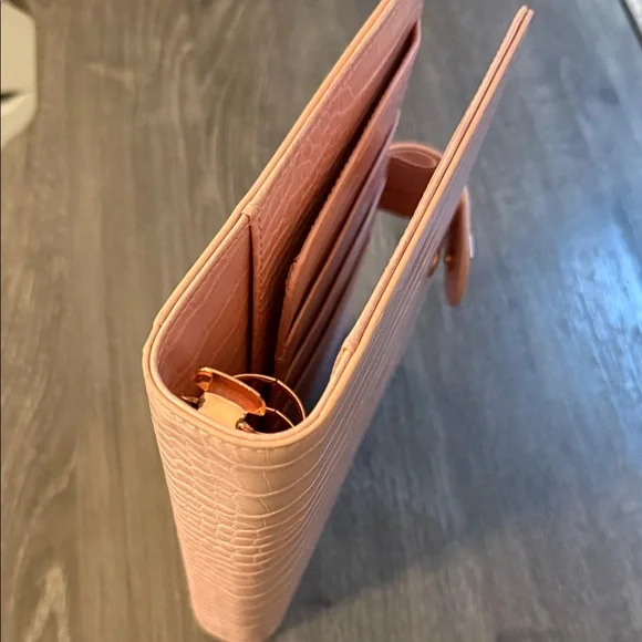 Notiq Pink Croc with Rose Gold hardware 6 ring A5 agenda - Picture 4 of 8